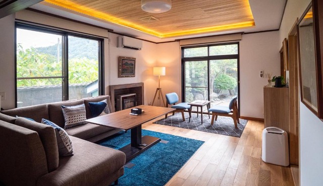 Immaculate Private Family Cottage with Hot Spring