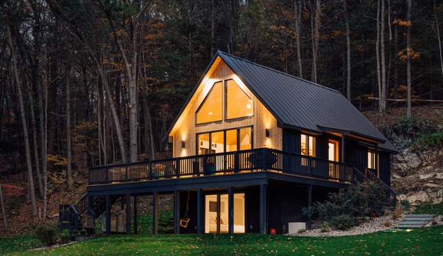 Immaculate, Secluded Cottage w/Pond, Close to Town