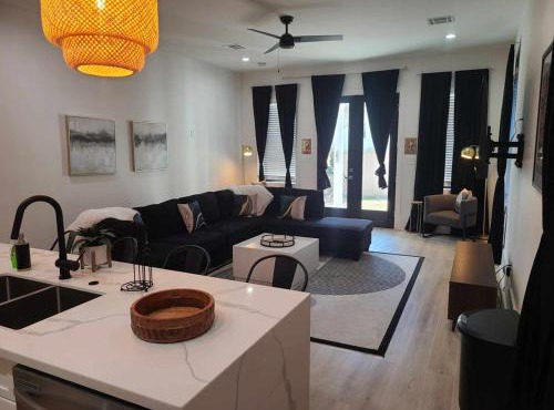 Immaculate Superdome Home Parking Yard TVs Ensuite