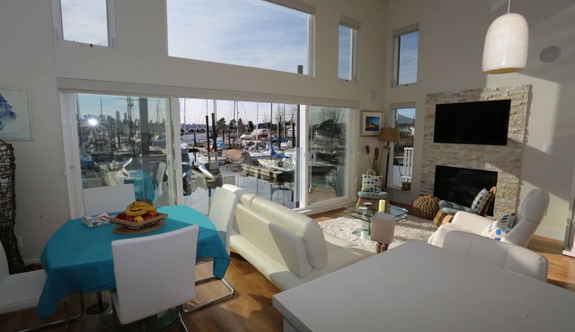Immerse yourself in a classy & cozy, top level Floating Home! Pets welcome.