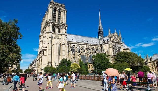 IMMERSE YOURSELF IN PARISIAN CULTURE IN THE BUSTLING LE MARAIS-RUE SAINT-MARTIN