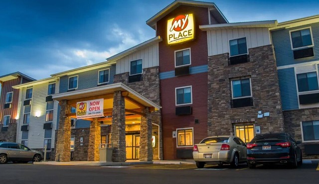 Immerse Yourself in Twin Falls’ Natural Beauty from a Room w/Full Kitchen