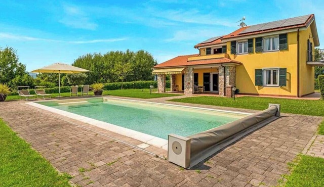 Immersed in the greenery and surrounded by the tranquility of Ligurian nature, Villa Effe offers maximum comfort and serenity for the whole family or groups of friends.The villa has a large garden where you can relax. For the little ones, there is an equ