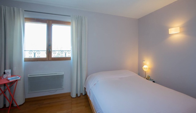 Immersion in the mid-range mountains, 8 minutes from the A40 motorway
