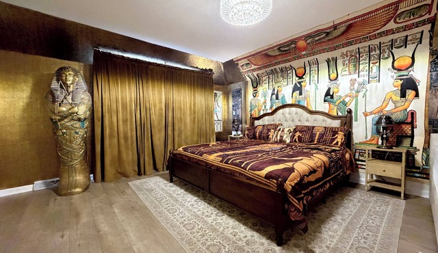 Immersive Themed Luxury Getaway-W/th- Hot Tub/Theater/Game Room/Gym-Sleeps Large