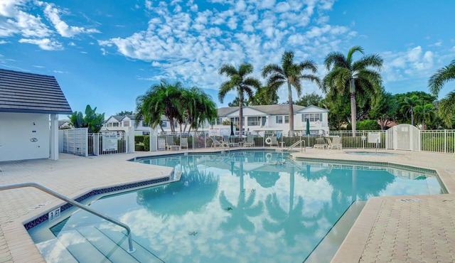 Impeccable 2BR/2BA condo, world class Pelican Bay amenities ! Save 10% monthly