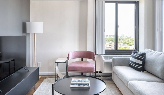 Impeccable Central Square 1BR, by Blueground