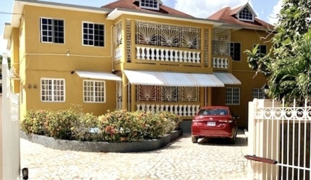 Impeccable Spacious 3 Bedroom Home Near Beach!