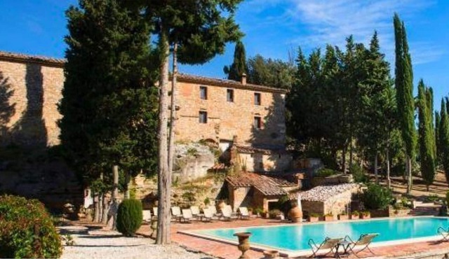 Imposing villa with 5 apartments ideal for groups. Pool.