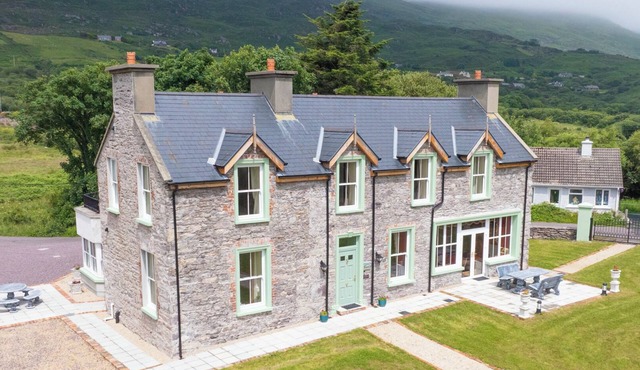 Impressive & expansive Georgian Manor House & Cottage w/hot tub & gym studio