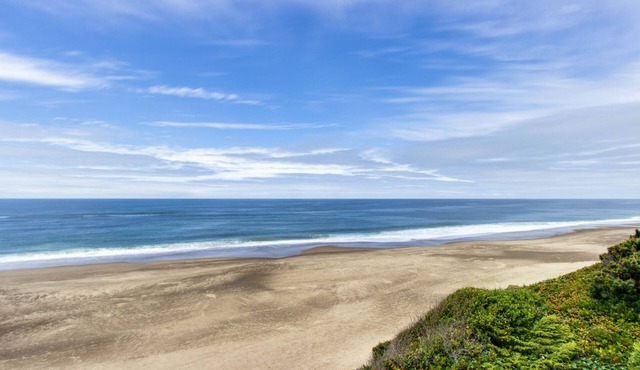 Impressive oceanfront home with great views - dog-friendly