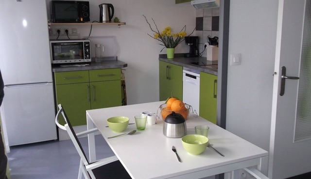 In a quiet area, very nice F1 28m2, parking, WI-FI, ideal for spa treatments, internships.