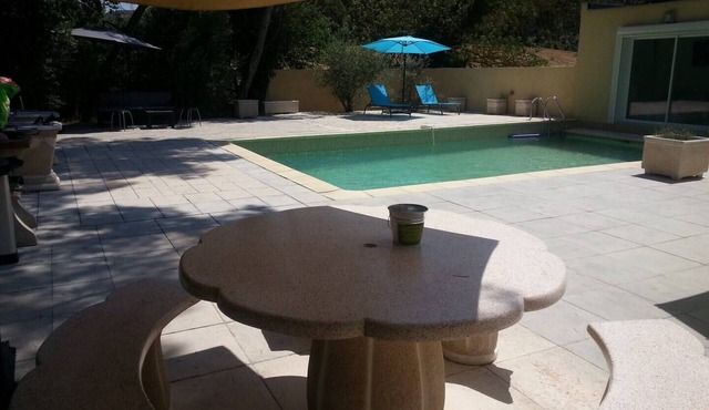 In Aix en Provence, house with swimming pool close to all amenities