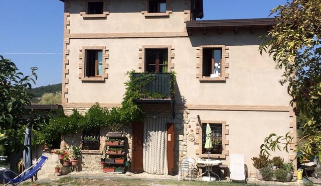 In medieval hamlet, convenient for visiting the Apennines and major Italian cities