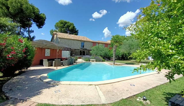 In Provence, large private property with swimming pool for 8 to 15 adults