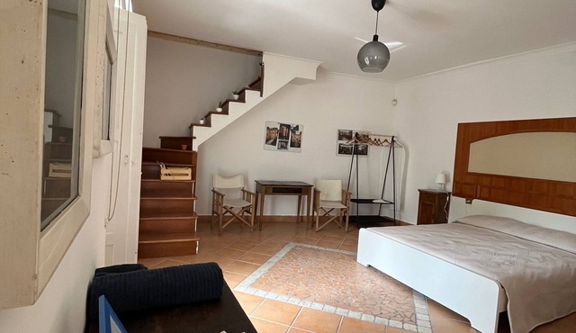 In the historic center. Private room with garage and small balcony. 5min from the station