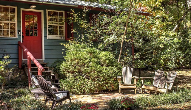 In Town, Yet Wooded - Cozy 2BR Cabin in Mentone
