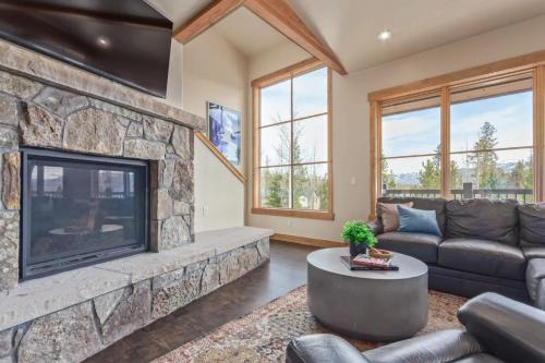 Incredible 3BR Tranquil Setting & Space to Spare