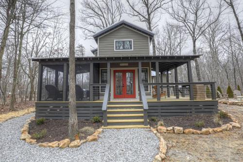 Incredible Cabin with Fire Pit and Great Vistas in Monteagle, Tennessee