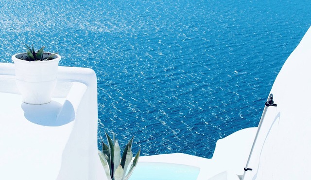 Incredible caldera views! Full sunset, private, spacious, housekeeping - Oia!