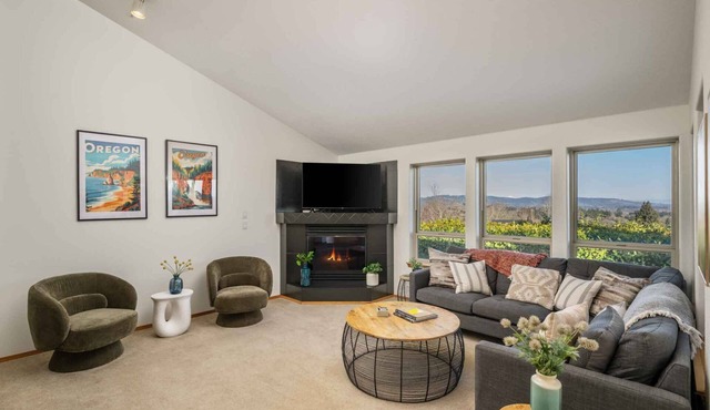 Incredible Dundee Hills Escape, Pet Friendly, Hot Tub, Covered Deck, Walk to Park, Food, and Wine