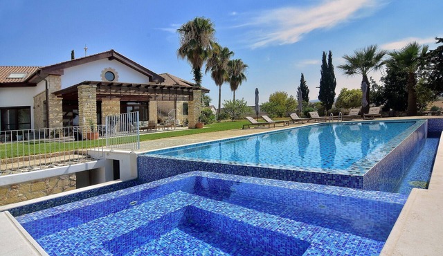 Incredible Large Villa, Paphos, 6 bedrms BBQ Huge Pool Childrens pool Quiet area