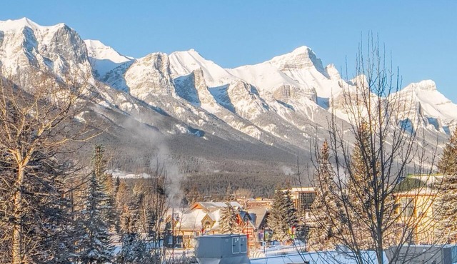 Incredible Mountain View Townhouse Sleep 6 PPL in DT Canmore w/AC & UG Parking