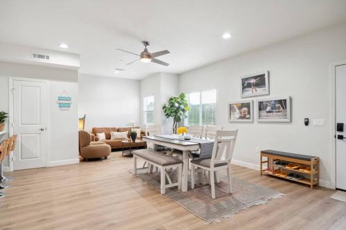 Incredible Value for 12 guests, New 3BR Home by Disneyland, Knott's, Beach