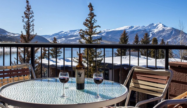 Incredible views. Lake. Pool & hot tubs.