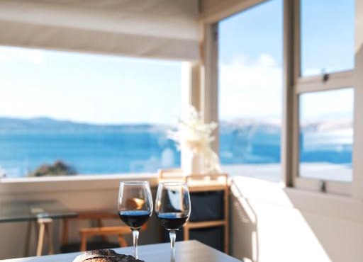 Incredible Waterview - 4 Bedroom Hobart Waterside Cottage
