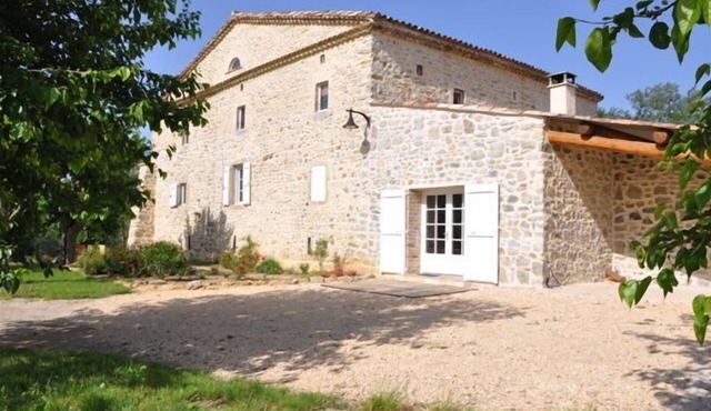 Independent luxury cottage, stone farmhouse, secure pool weekend specials