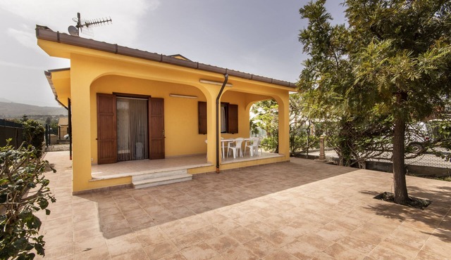 Independent villa near the sea, fenced with garden and internal parking