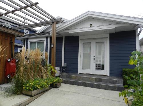 Independent 1 BDRM laneway home near FIFA FAN FESTIVAL SITE metro free parking