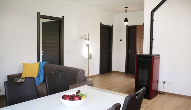 Independent Agrifoglio apartment in holiday home with garden and barbeque