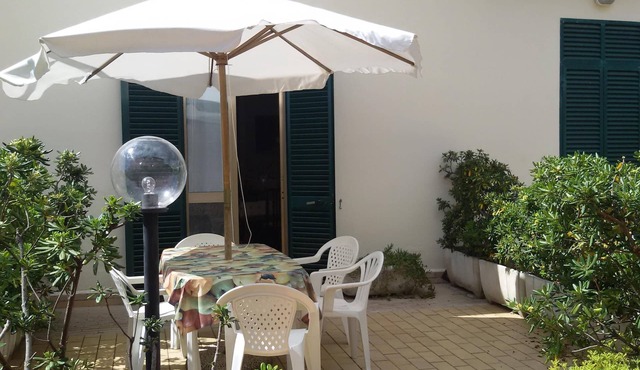 Independent apartment with external courtyard very close to the sea