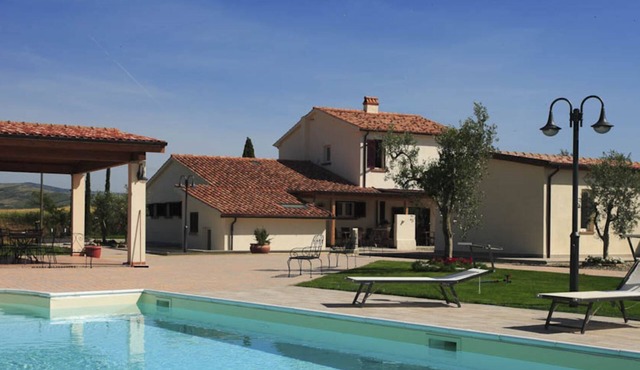 Independent farmhouse with pool ideal for groups