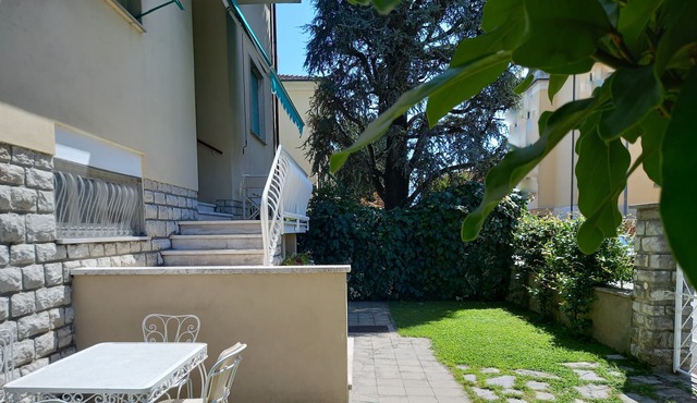 Independent first floor in villa, private garden, located in free parking area