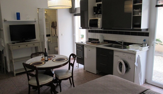 Independent studio 20 mins from PARIS center by RER in former stables