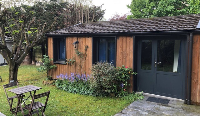 Independent studio + garden. 5 min walk to Jardy, 15 min to La Défense by train.
