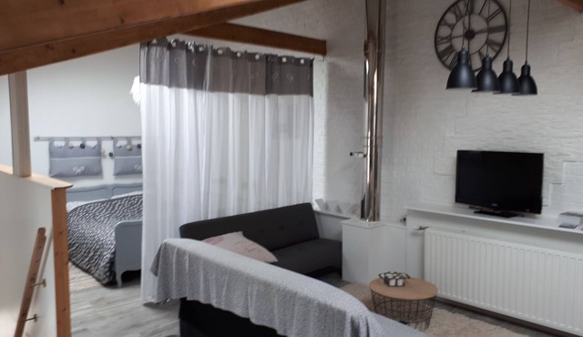 Independent studio on the 1st floor less than 1 kilometer from the Château de Lavaux