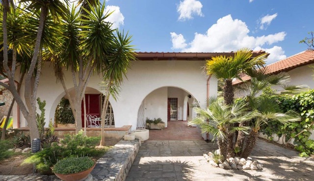 Independent villa 200 meters from the sea