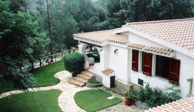 Independent villa with exclusive property garden