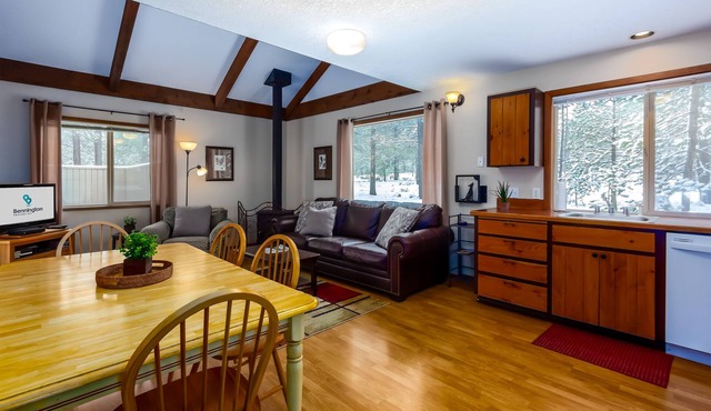 INDI02 - Charming home in the heart of Sunriver, Hot Tub