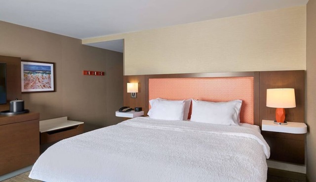Indoor Pool + Free Breakfast – 10 Minutes to Downtown Providence