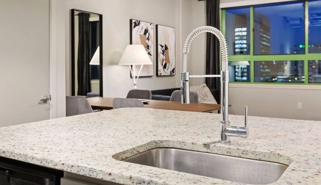 Industrial High Rise 1BR Skyline View Roof Pool