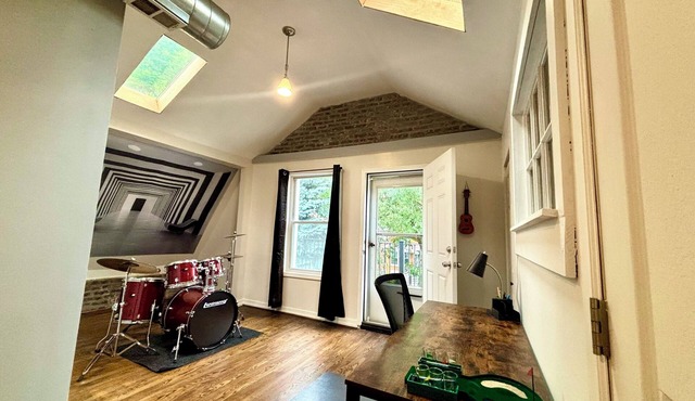 Industrial Loft 2BR + DRUM KIT + Exposed Brick + 2 Private Decks & Lush Backyard