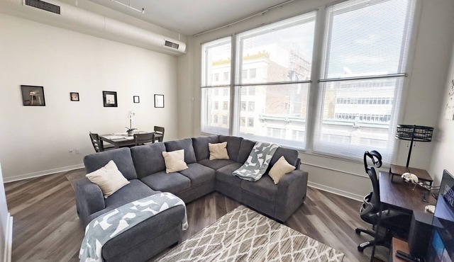 Indy Apt, Skywalk Access, Gym & Private Parking