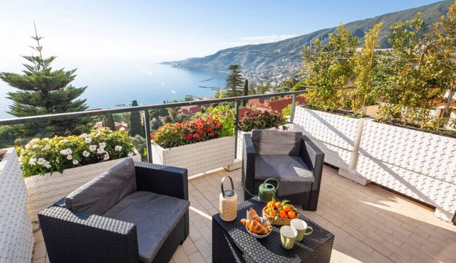Infinity Blue - Sunny Apartment With The View
