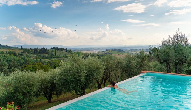 INFINITY POOL in CHIANTI