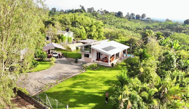 Infinity Pool, Bonfire, warm shower, comfortable beds, WIFI, BBQ, Large Garden
